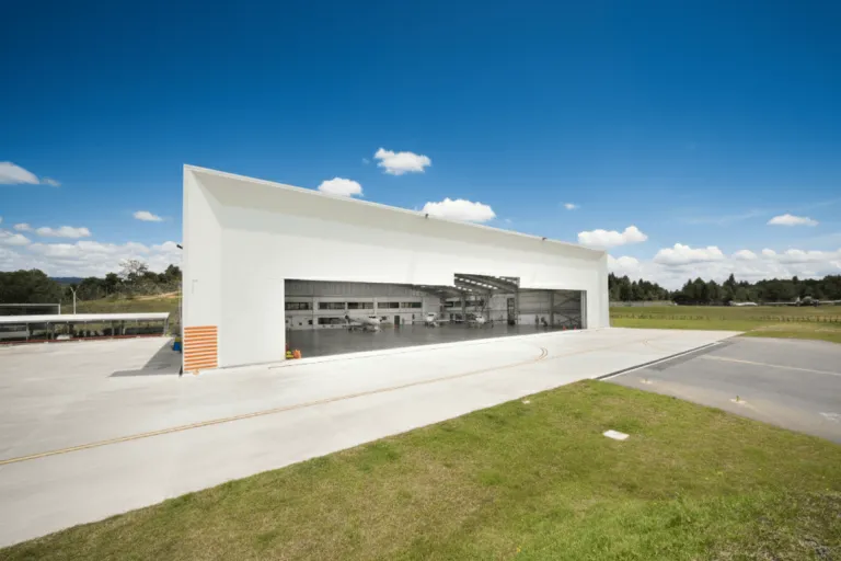 Hangar IEA FBO cielo azul