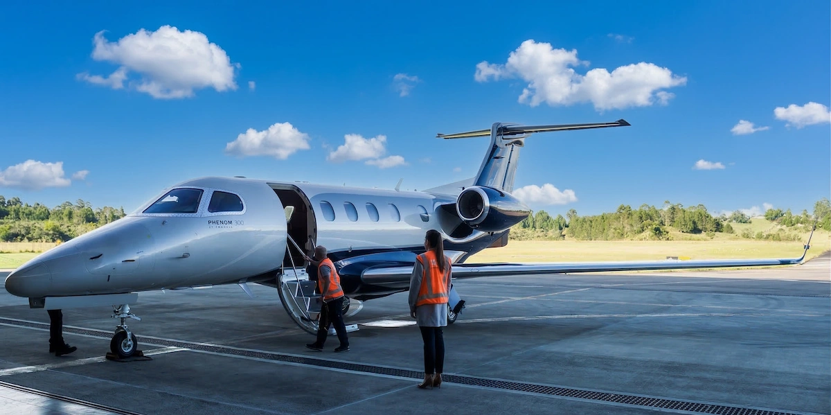 phenom 300 en plataforma y personal de tierra